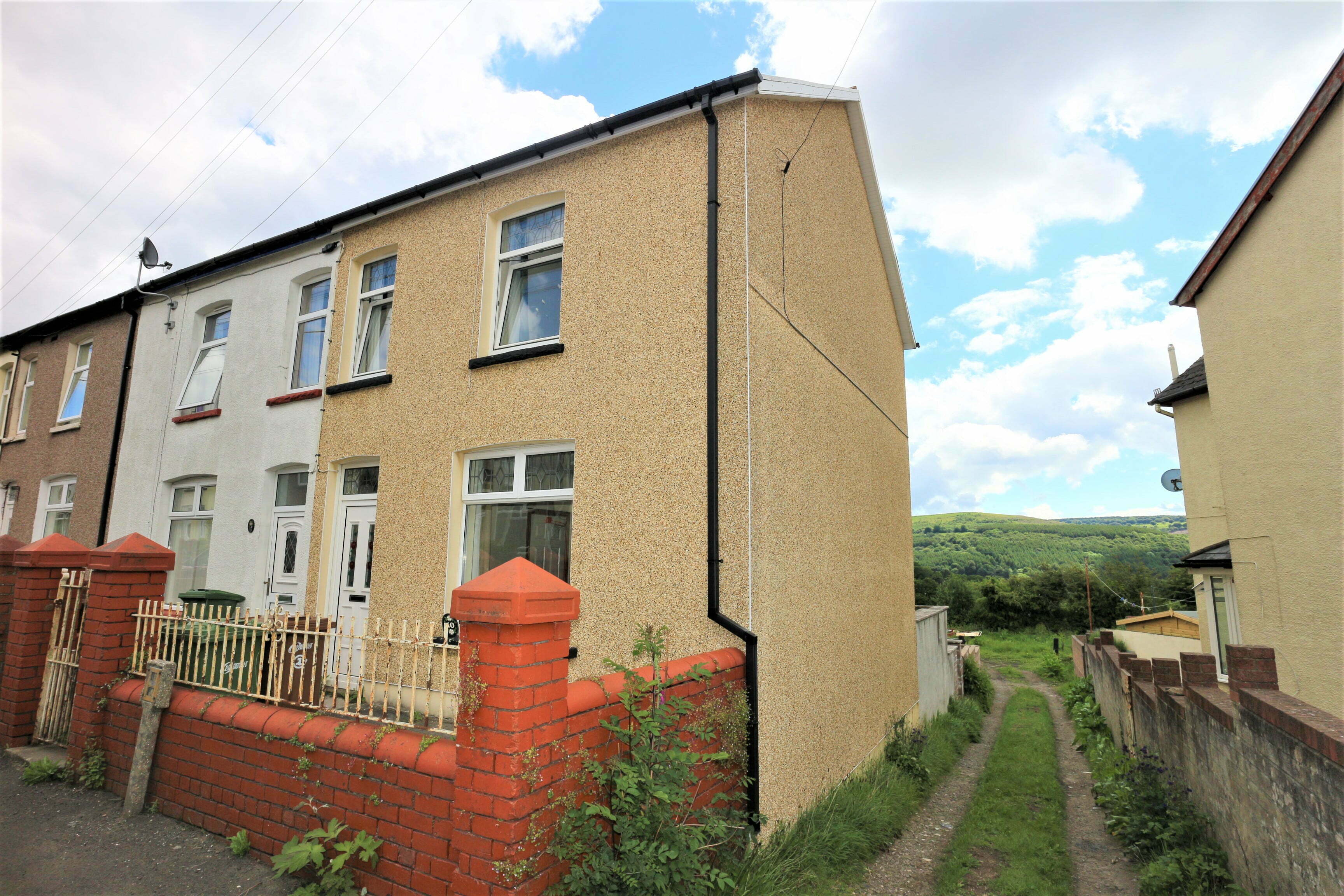 (SALE AGREED) FIELDS PARK ROAD, NEWBRIDGE NP113NQ £99,995 OIEO Cariad